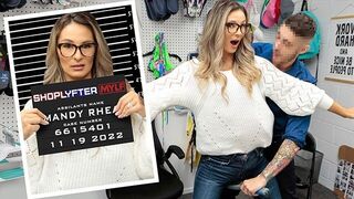 Мачеха Мэнди Ри, пойманная на воровстве пасынком, трахается в задней комнате - Shoplyfter Mylf порно